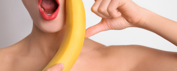 fellation banane femme bouche ouverte